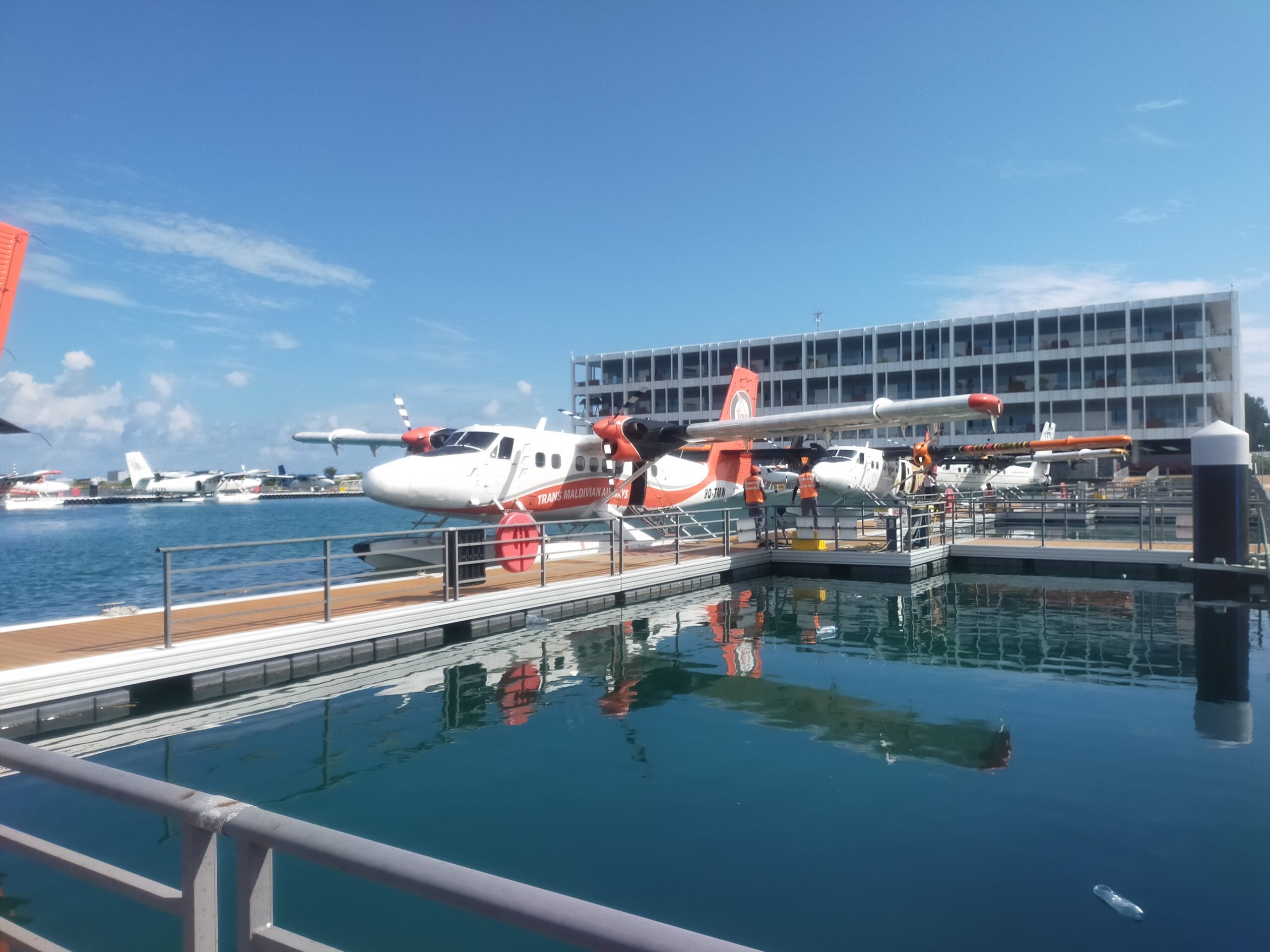 モルディブの水上飛行機から見下ろすサンゴ礁の環礁