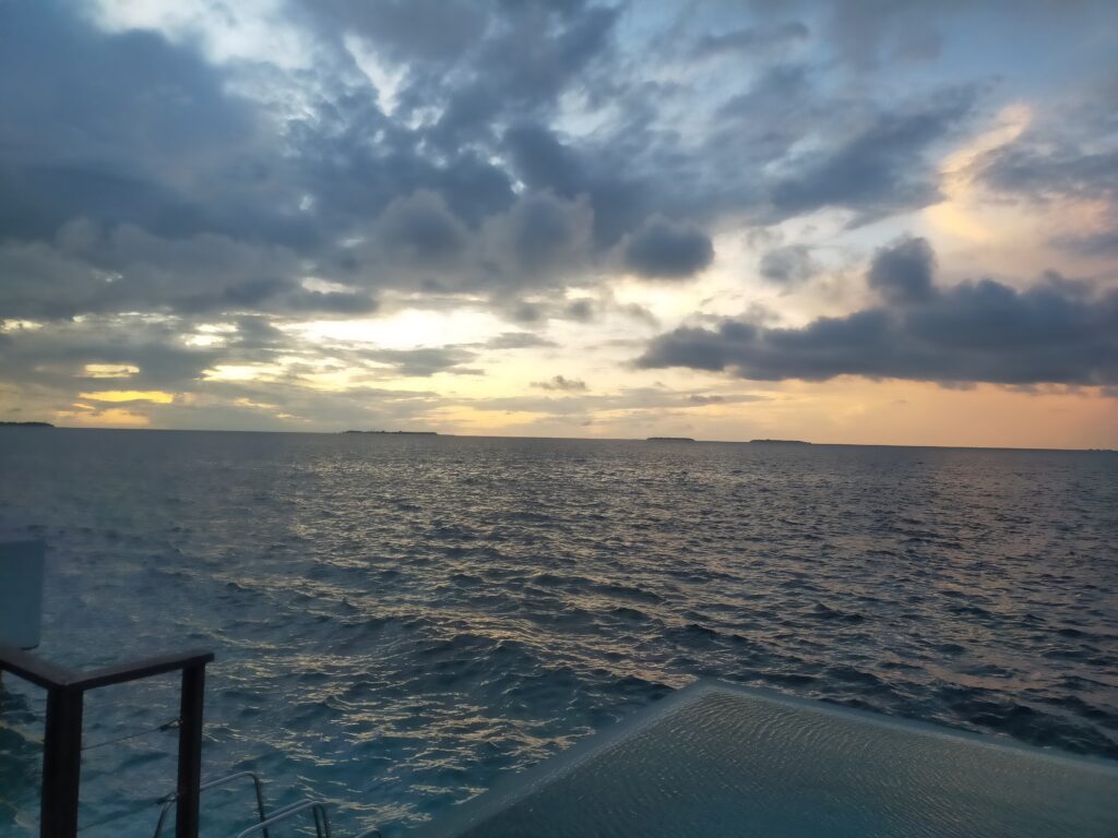 モルディブの海に沈む夕暮れ(実際に撮影した一枚)