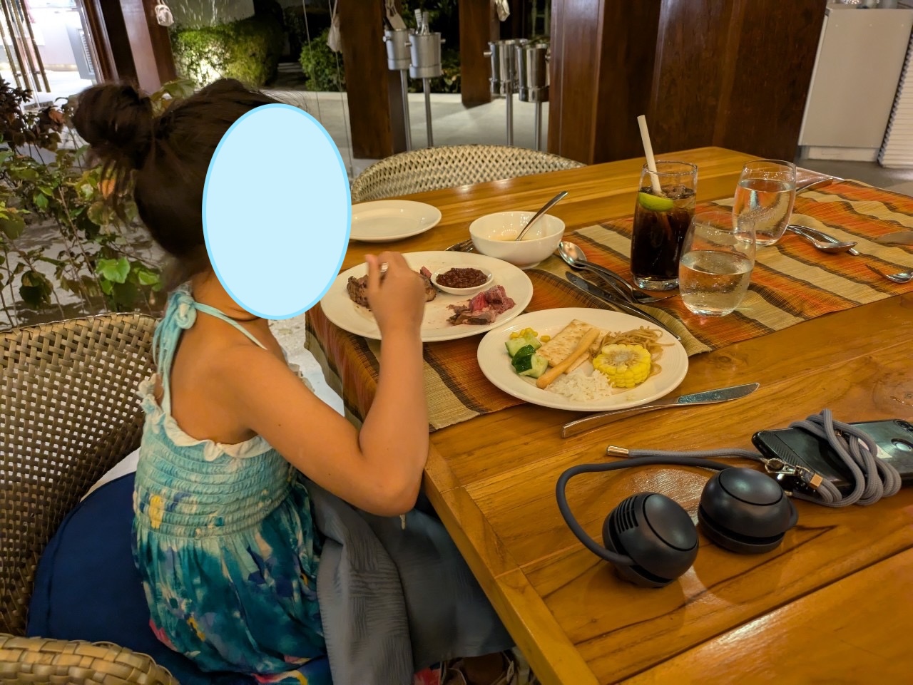 デュシタニ・モルディブのレストランで夕食を楽しむ子供（12歳以下は食事無料）