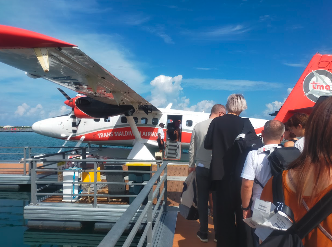 桟橋から水上飛行機に搭乗する乗客たち、TMAの機体