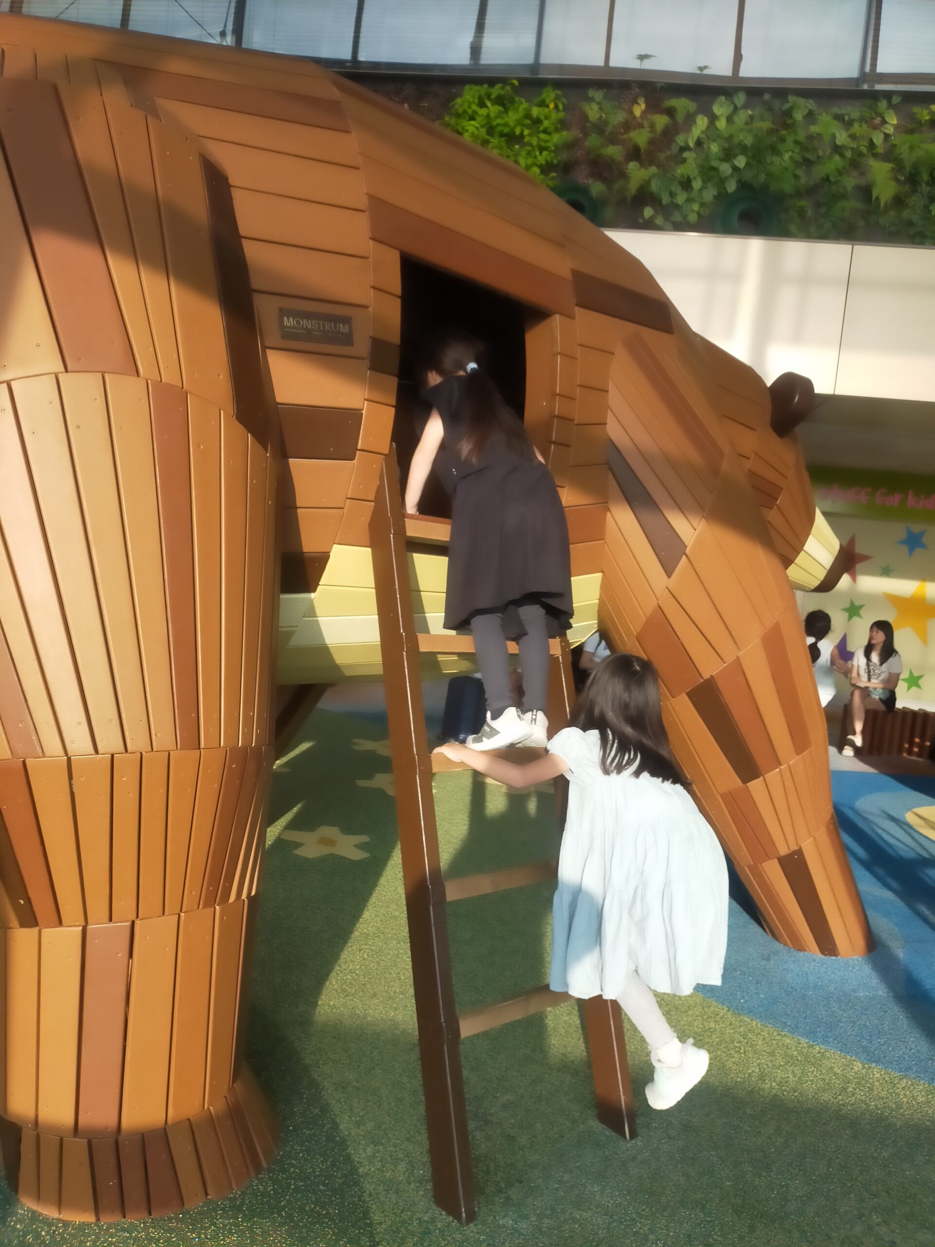 チャンギ空港ターミナル2の2 Bears Hideout（MONSTRUM製）で遊ぶ子供たち（2024年11月、筆者撮影）