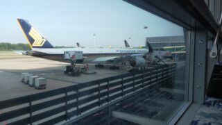 チャンギ空港ターミナル3の搭乗口から見えるシンガポール航空機（2024年11月、筆者撮影）