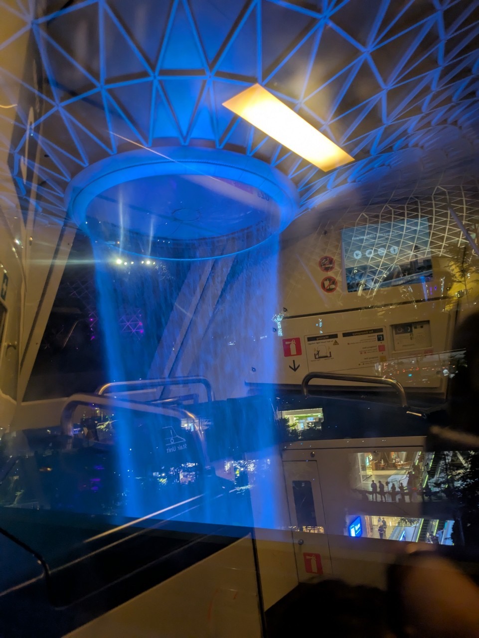 シンガポール・チャンギ空港ジュエル（Jewel Changi Airport）の世界最大の屋内滝「Rain Vortex（レイン・ボルテックス）」（2024年11月、筆者撮影）