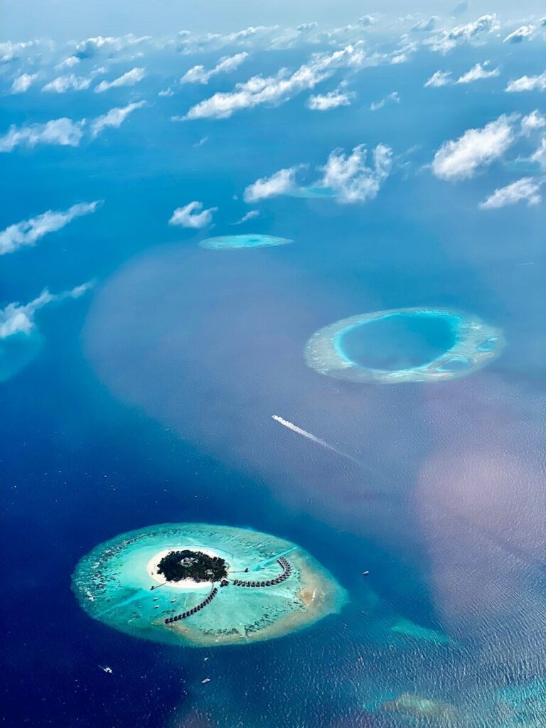 インド洋に浮かぶモルディブのリゾート島を上空から撮影した風景（Photo by Cosmic Timetraveler）