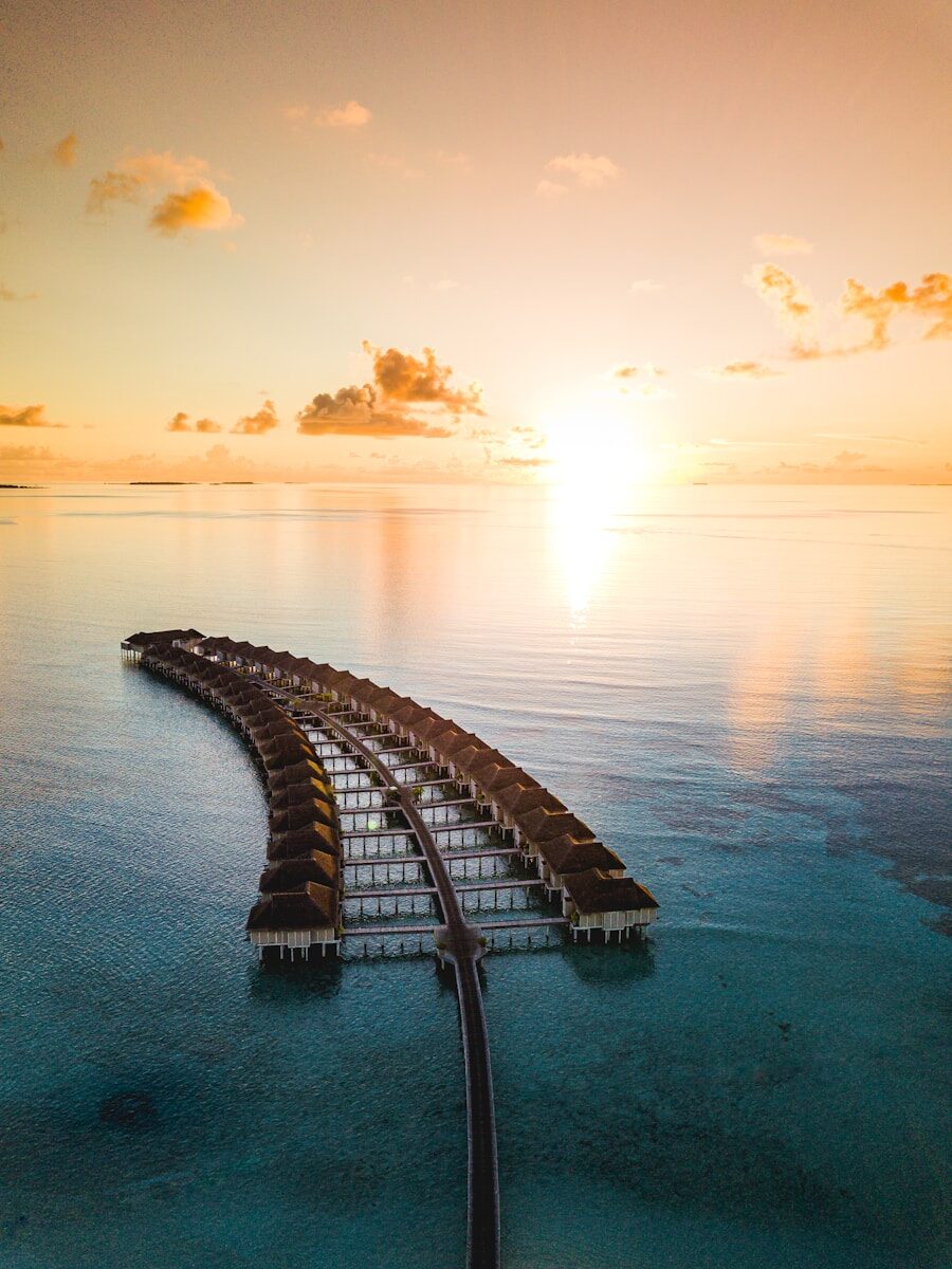 モルディブの水上ヴィラから望む夕暮れの海と空（Photo by Muhammadh Saamy / Unsplash）