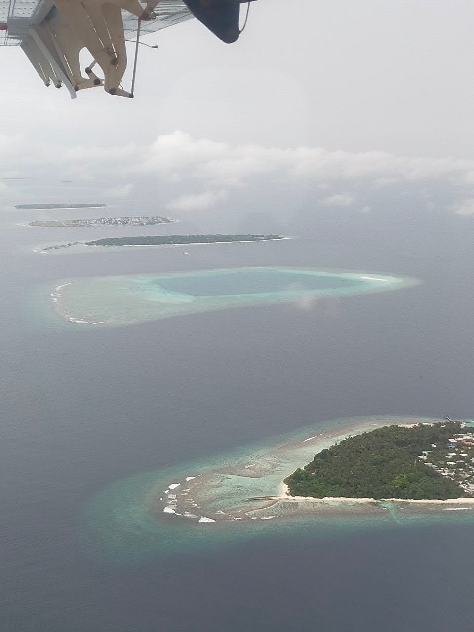 水上飛行機から見たモルディブの環礁、複数の島とサンゴ礁