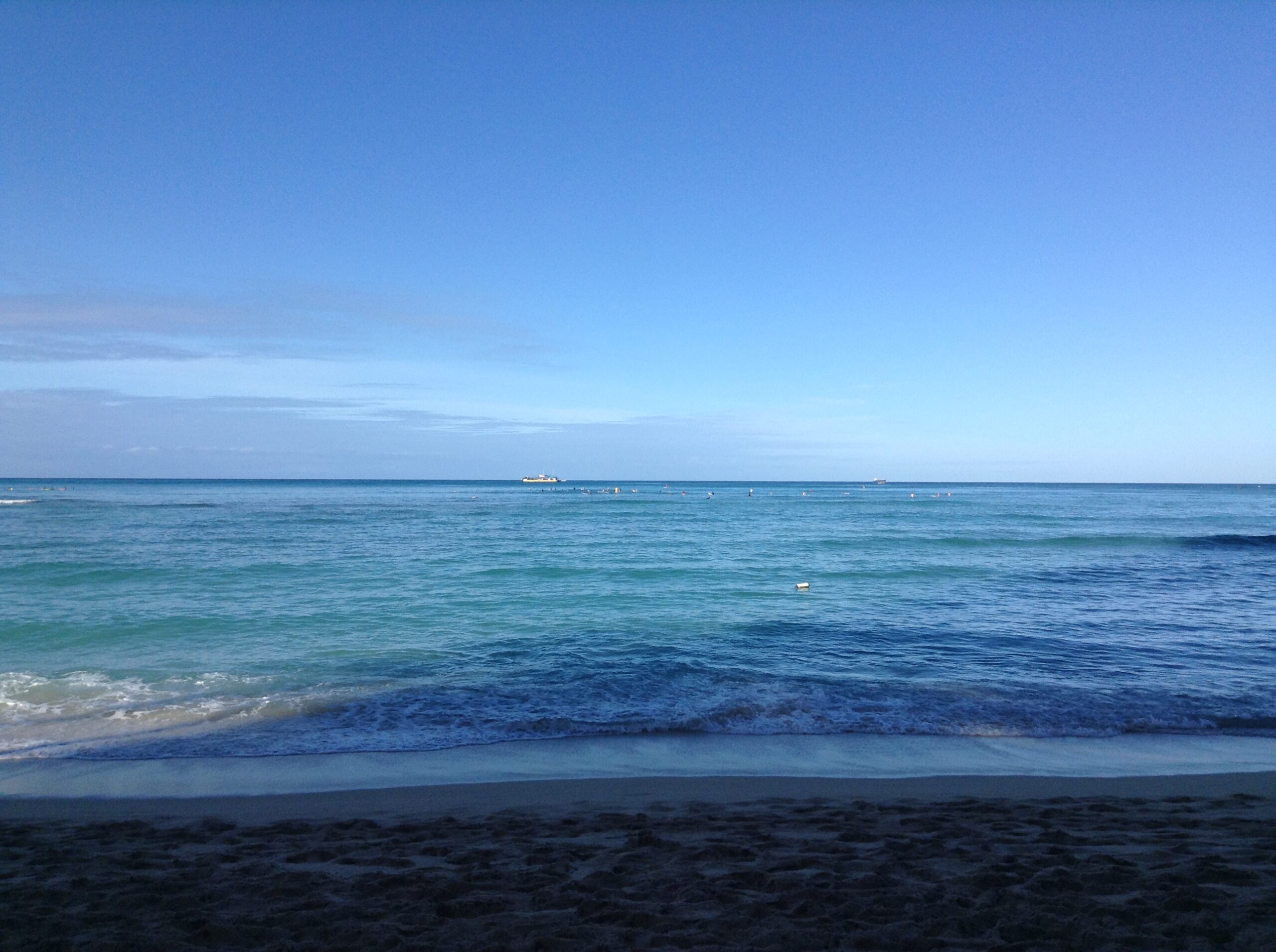 波が穏やかな朝のワイキキの海