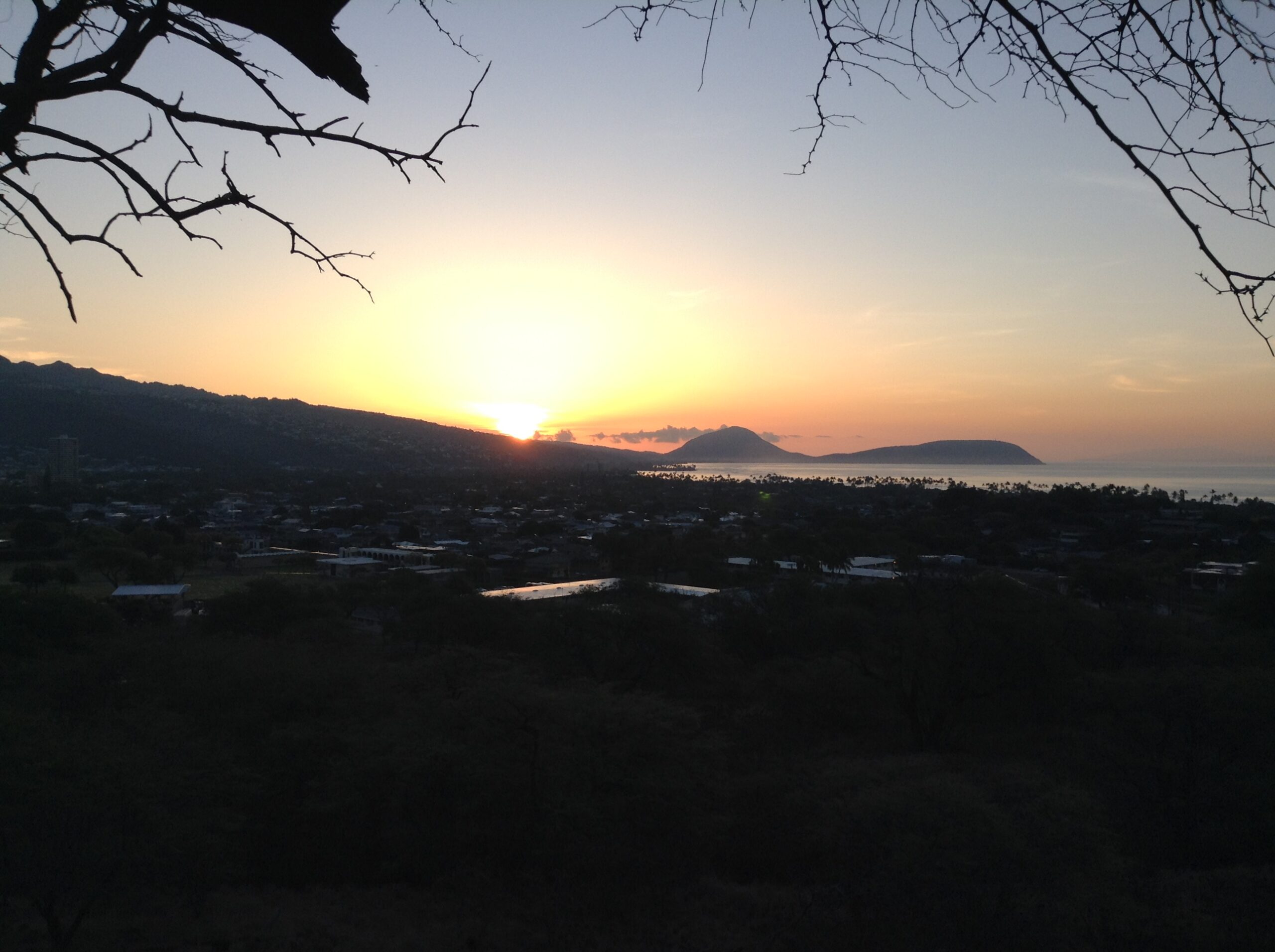 ダイヤモンドヘッドから見るホノルルの夕景