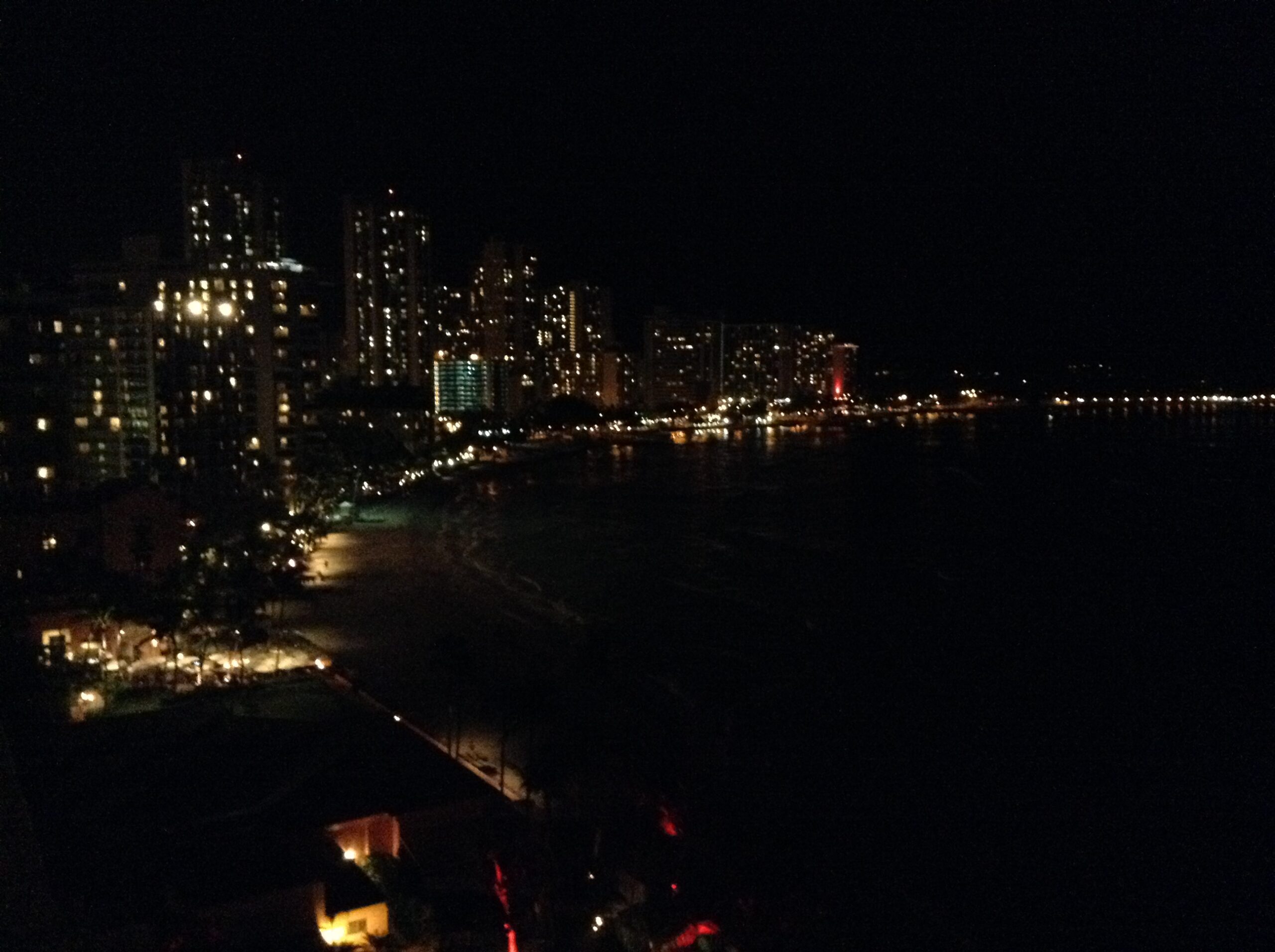シェラトンワイキキから見たワイキキの夜景
