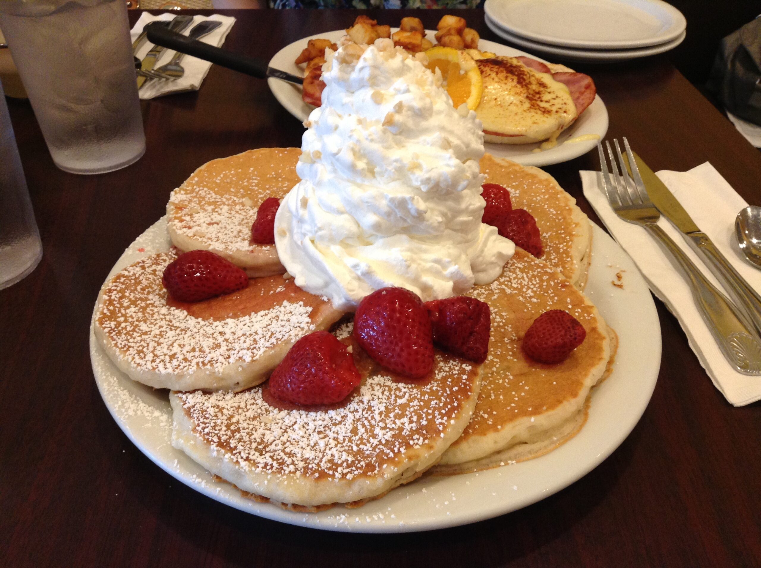 Eggs'n Things の名物・苺とホイップのパンケーキ