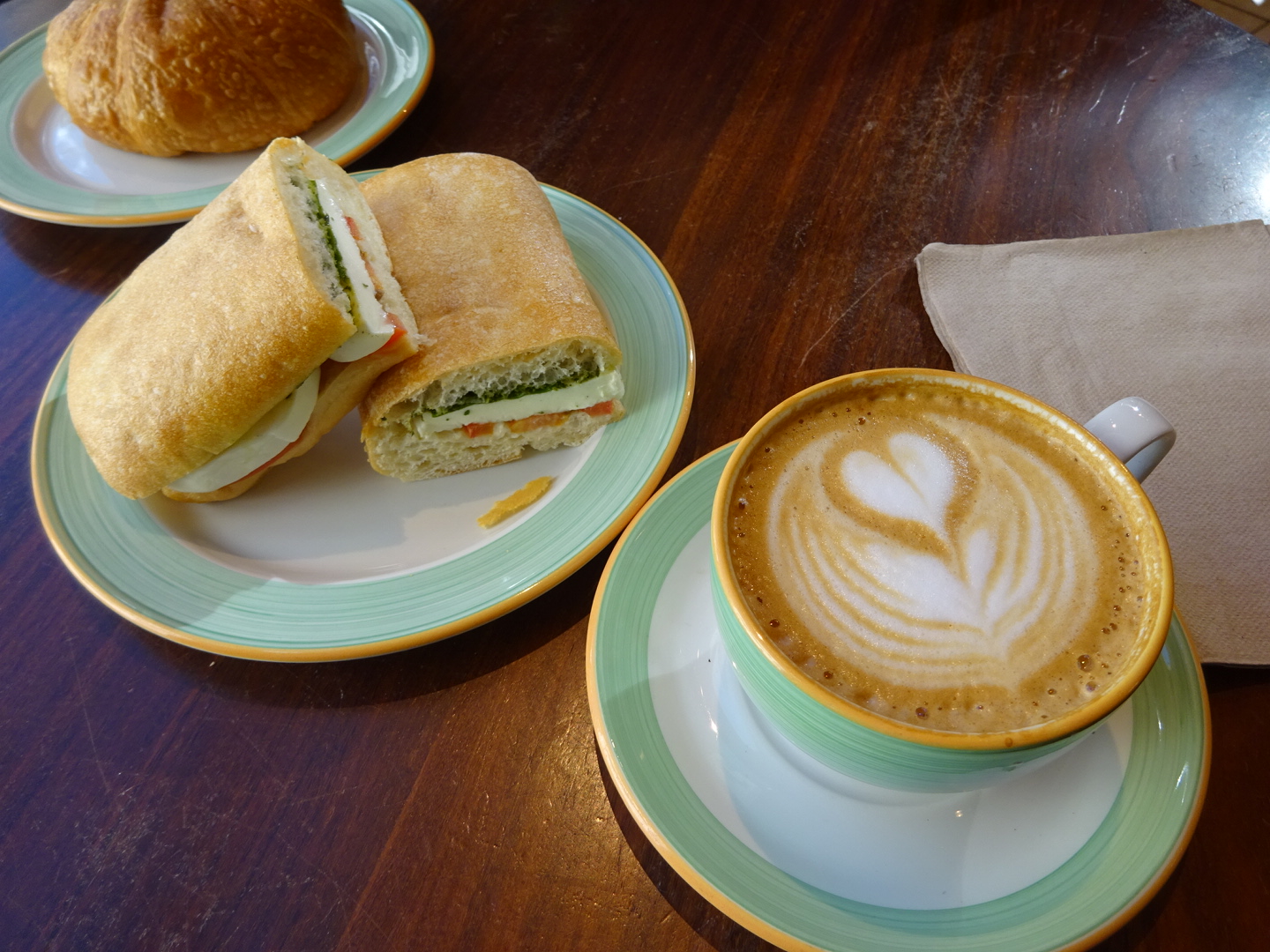 Honolulu Coffee のラテアートとサンドイッチ