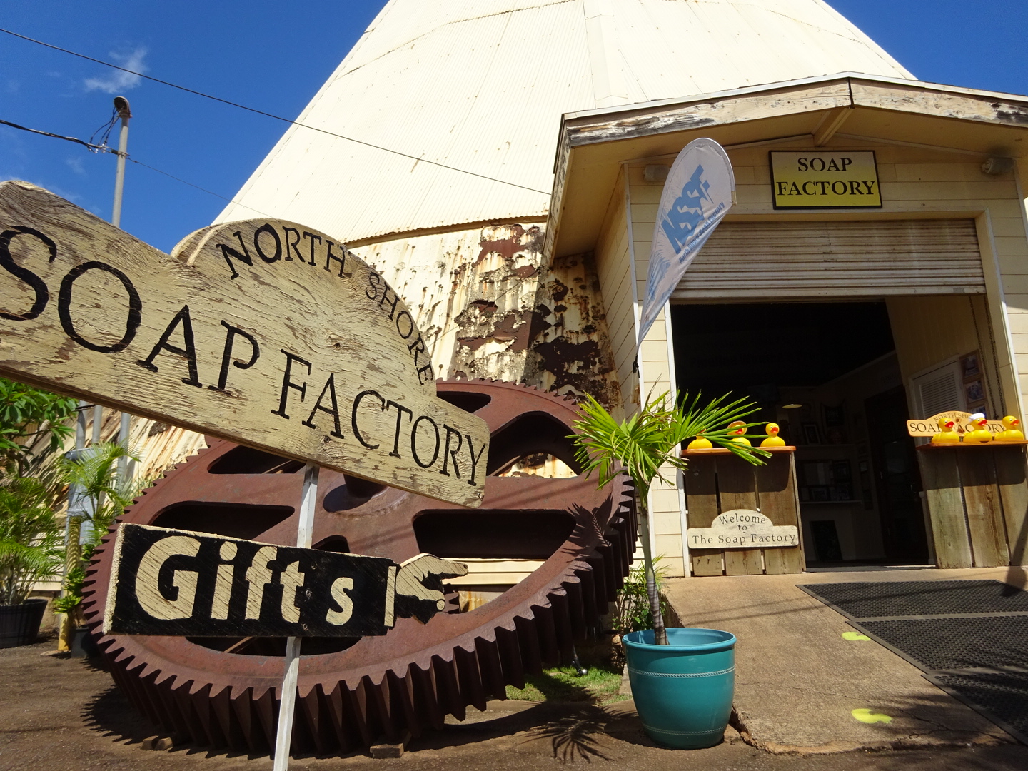 North Shore Soap Factory の看板と歯車のディスプレイ