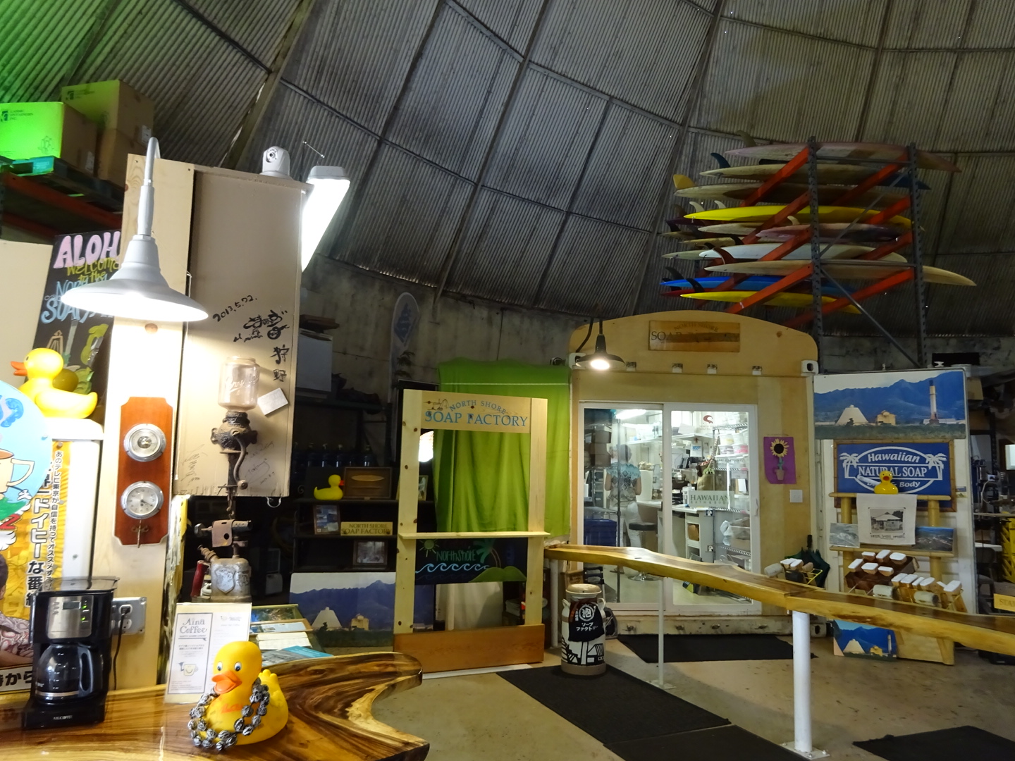 North Shore Soap Factory 内部・サーフボードと石けん工房