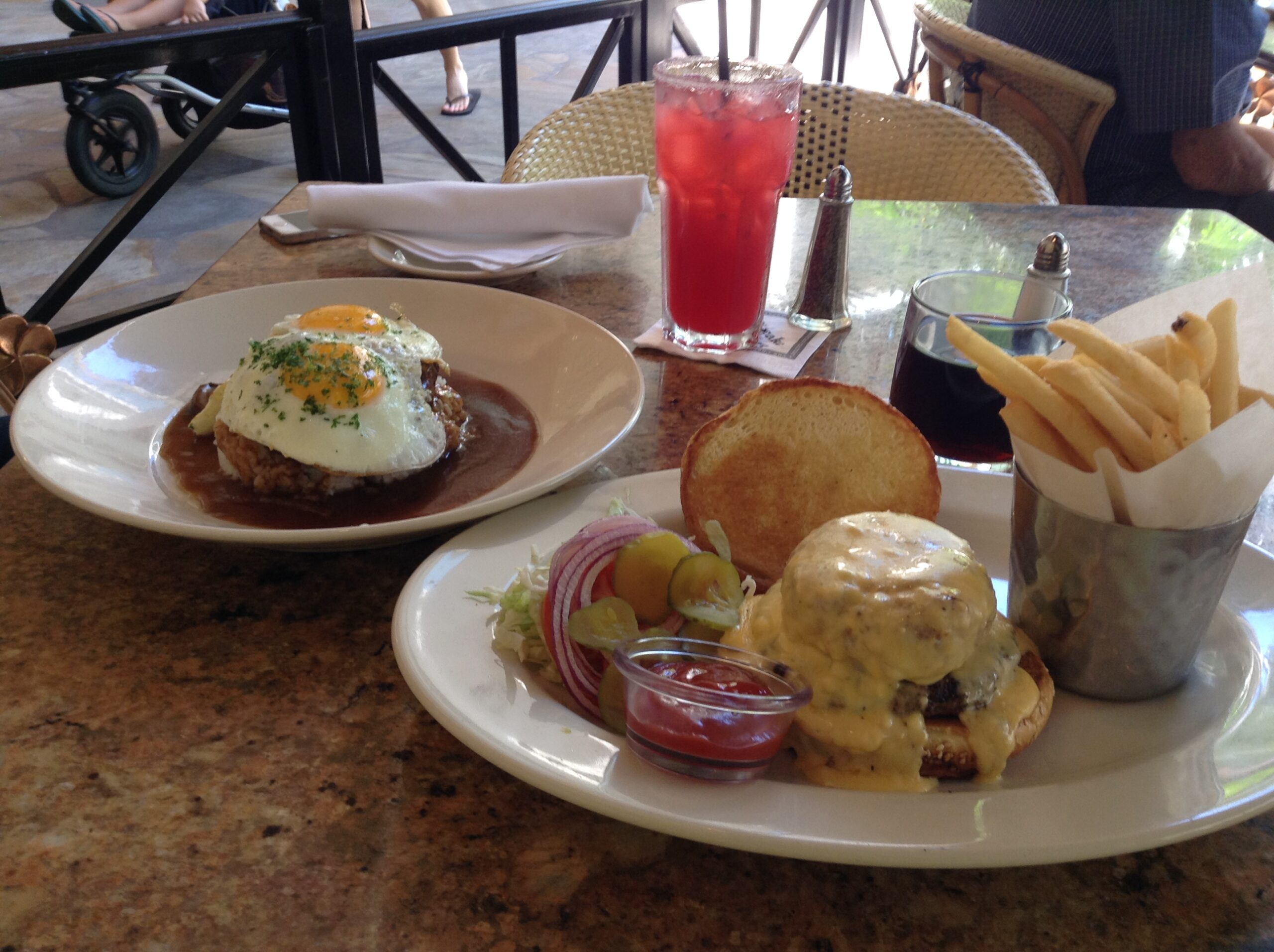 The Cheesecake Factory のロコモコとバーガー