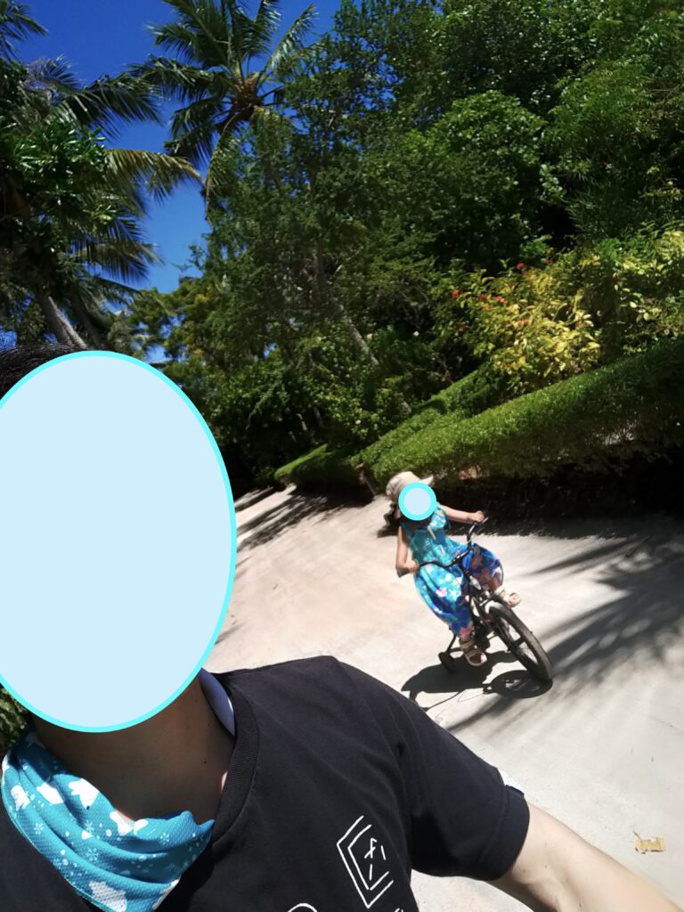リゾートの島内を自転車で走る子供